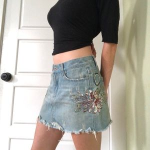 Frayed jean skirt with flower detail